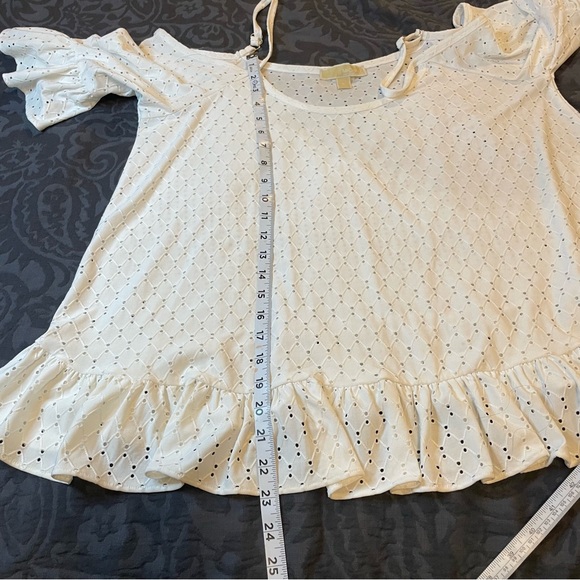 MICHAEL KORS Eyelet elegant Blouse.
Size XL - Picture 13 of 13